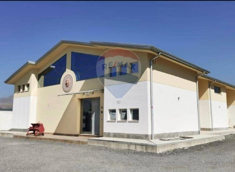 Kommersiell byggnad i Partinico