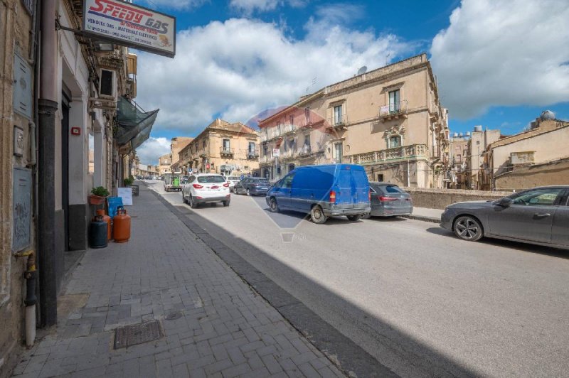 Edifício comercial em Caltagirone