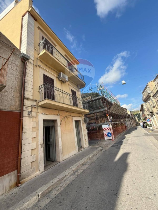 Edifício comercial em Chiaramonte Gulfi
