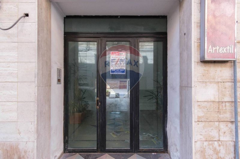 Kommersiell byggnad i Leontini