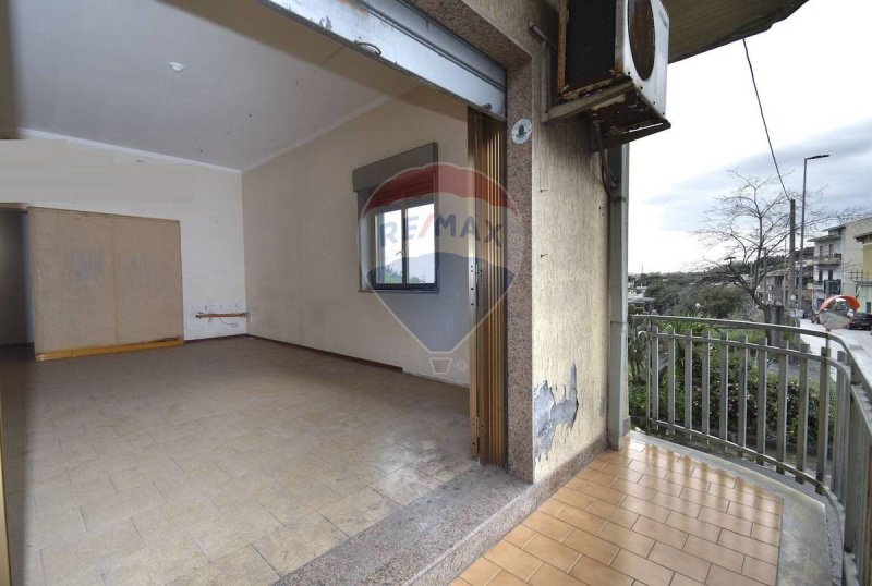 Inmueble comercial en Aci Castello