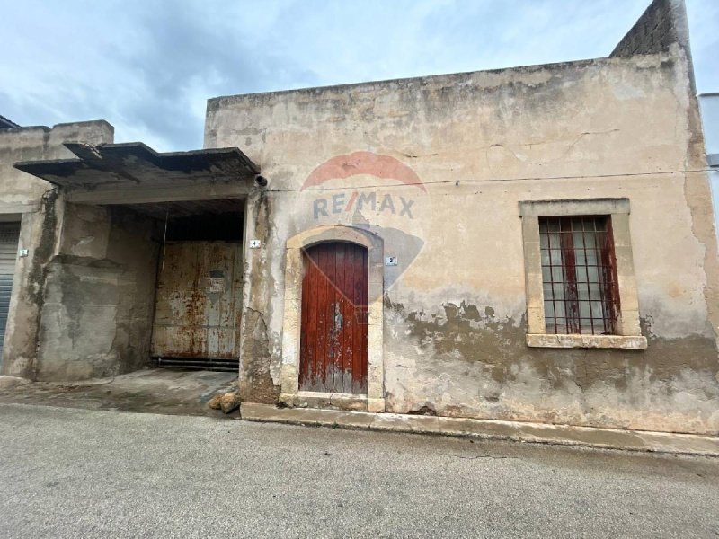 Kommersiell byggnad i Avola