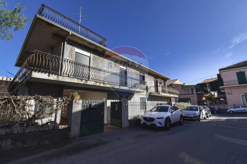 Особняк из двух квартир в Ачи-Сант'Антонио