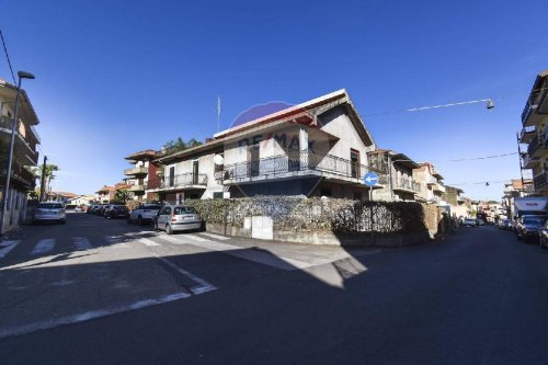 Особняк из двух квартир в Ачи-Сант'Антонио