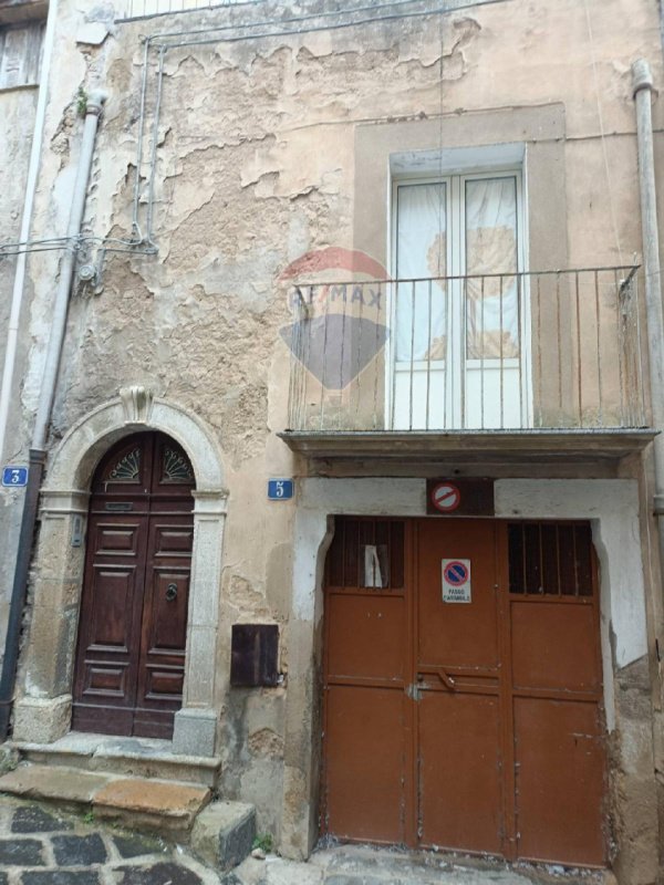 Half-vrijstaande woning in Caltagirone
