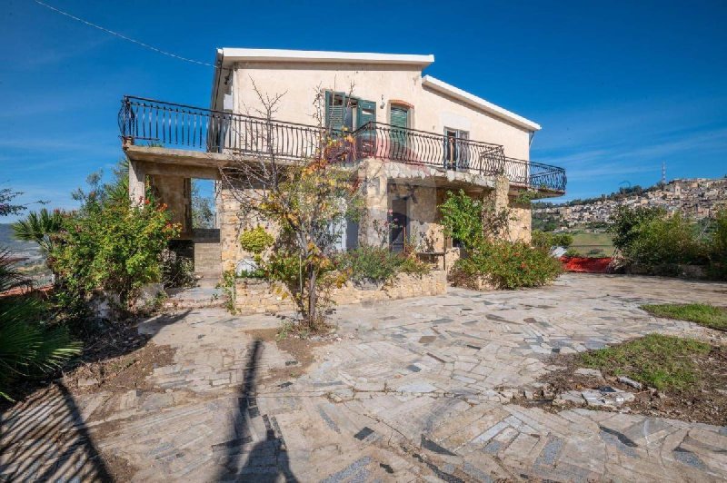 Особняк из двух квартир в Кальтаджироне