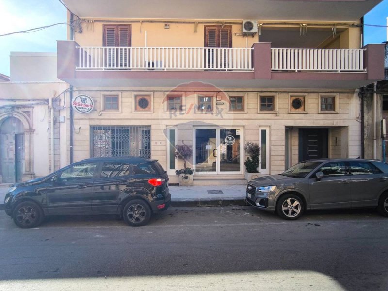 Edifício comercial em Floridia