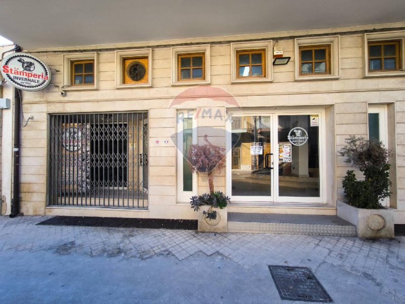 Edifício comercial em Floridia