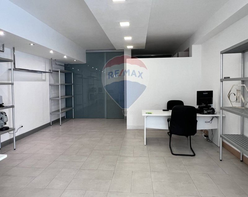 Kommersiell byggnad i Tremestieri Etneo