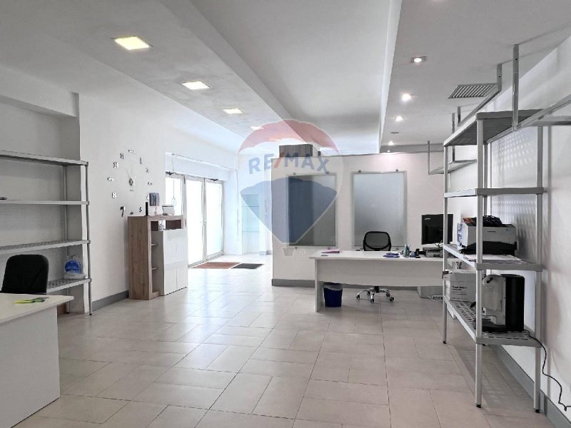 Kommersiell byggnad i Tremestieri Etneo