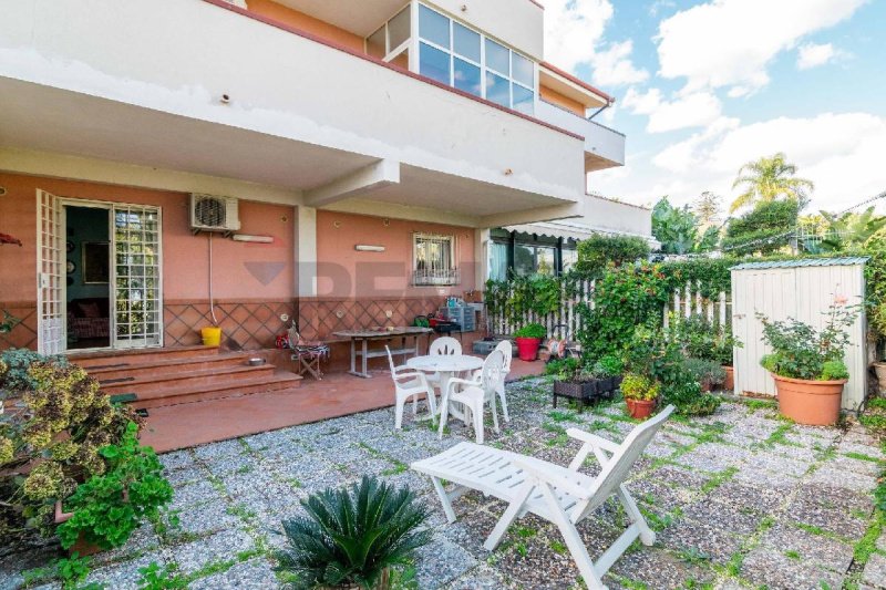 Moradia com terraço em Aci Catena