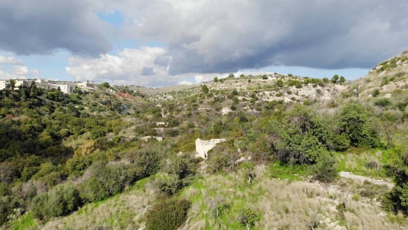 Строительный участок в Авола