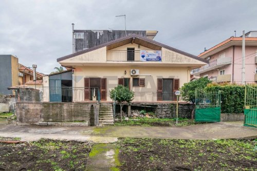 Casa indipendente a Aci Sant'Antonio