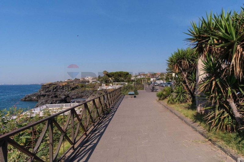 Kommersiell byggnad i Aci Castello