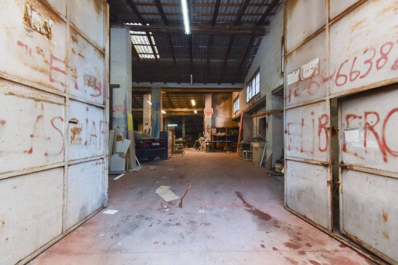 Kommersiell byggnad i Catania