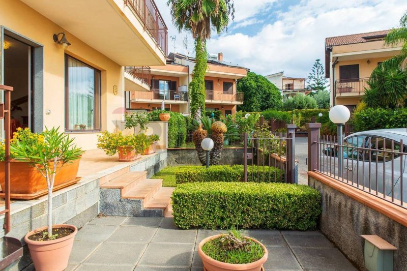 Особняк из двух квартир в Ачиреале