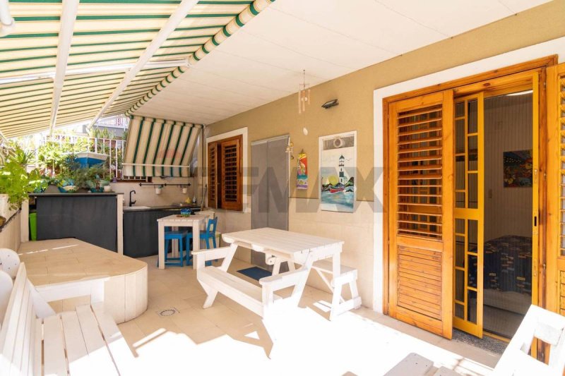 Half-vrijstaande woning in Acireale