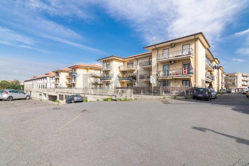 Edifício comercial em Motta Sant'Anastasia