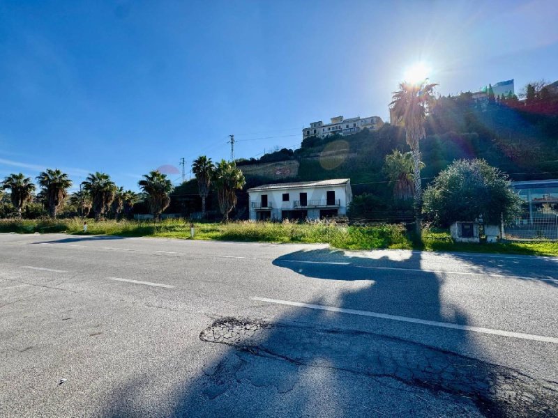 Inmueble comercial en Campofelice di Roccella