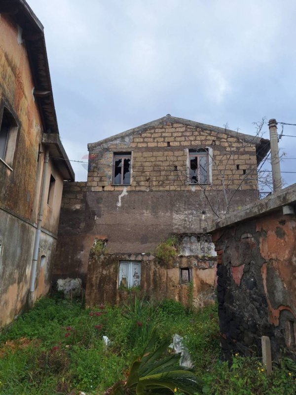 Особняк из двух квартир в Ачиреале