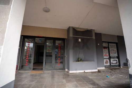 Edifício comercial em Gravina di Catania