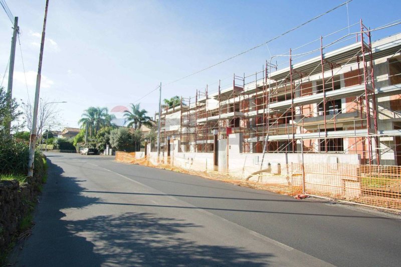 Edifício comercial em Aci Sant'Antonio