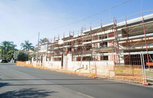 Edifício comercial em Aci Sant'Antonio