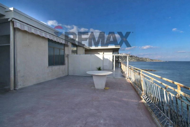 Takvåning i Giardini-Naxos