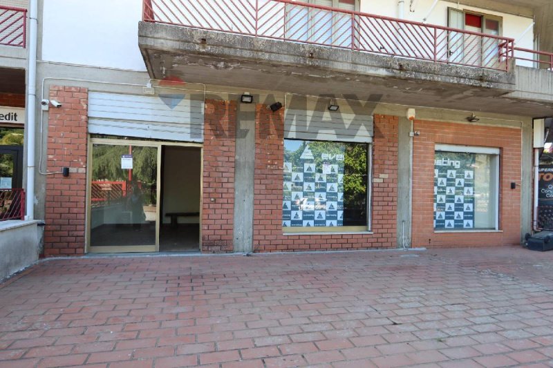 Edifício comercial em Linguaglossa