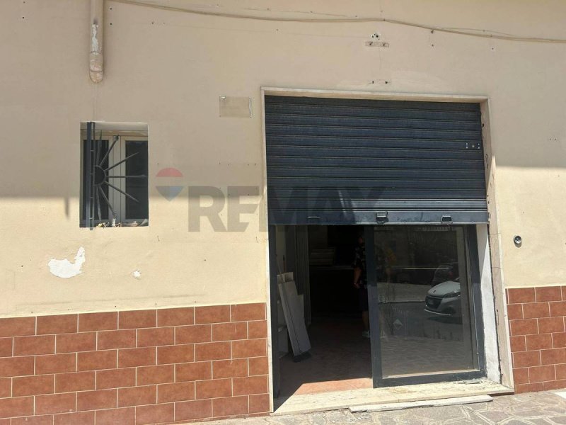 Edifício comercial em Partinico