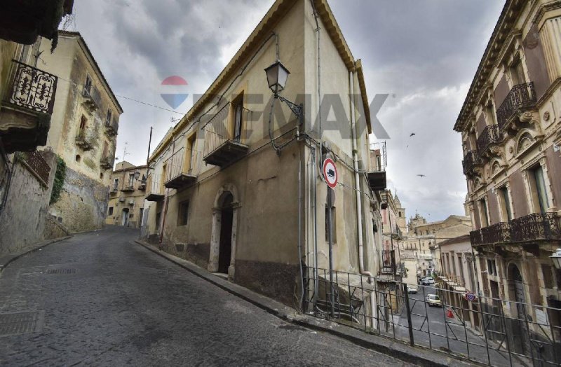 Casa independiente en Agira