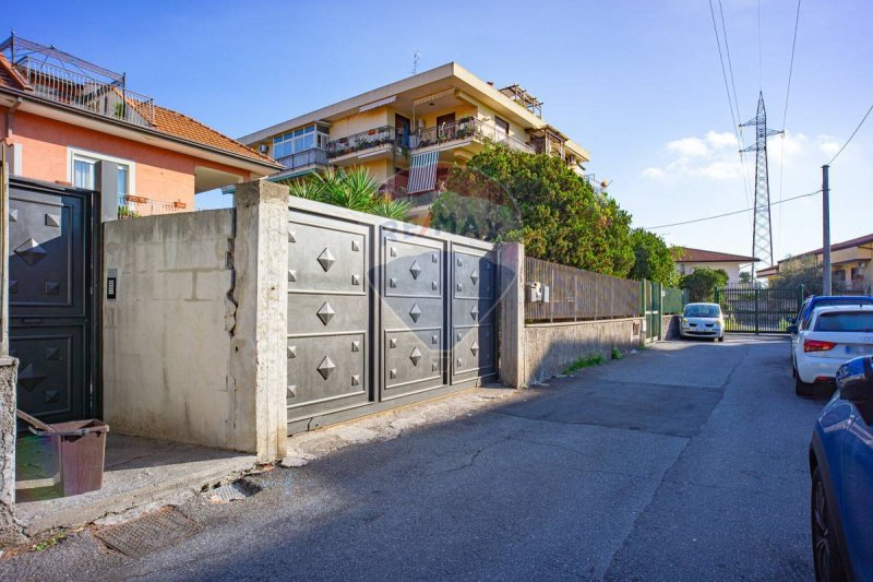 Casa geminada em Gravina di Catania