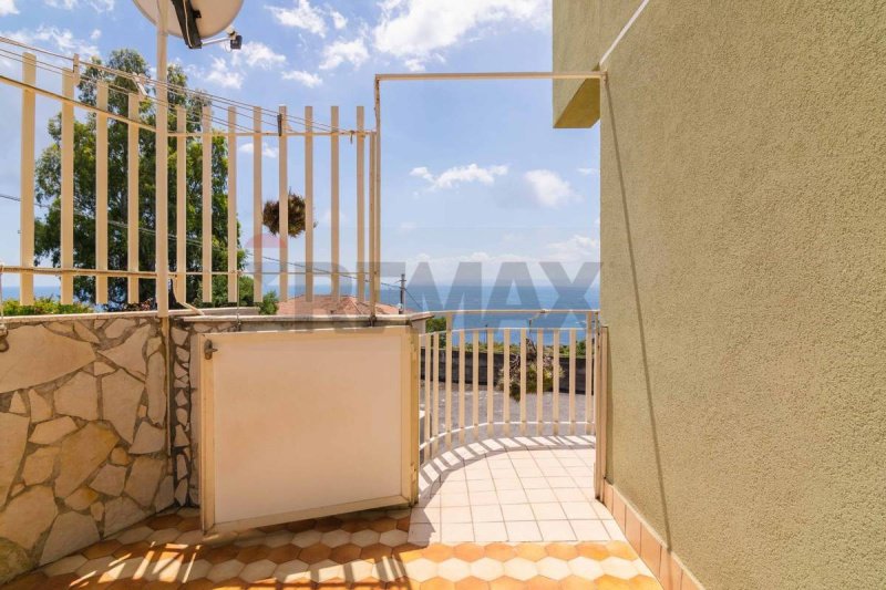 Half-vrijstaande woning in Aci Castello