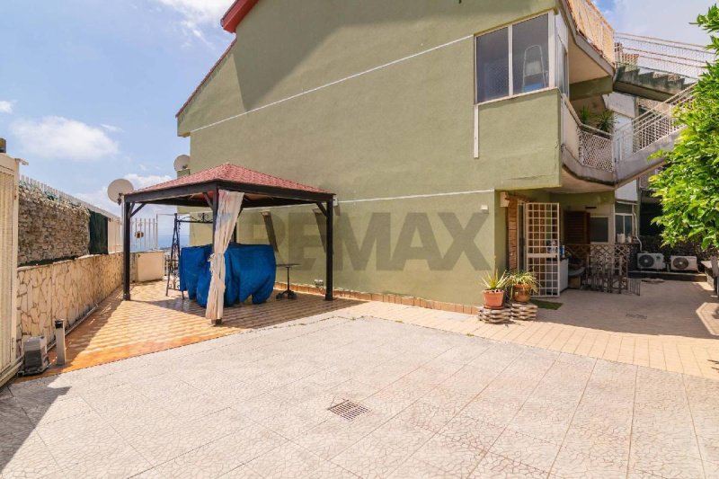 Half-vrijstaande woning in Aci Castello