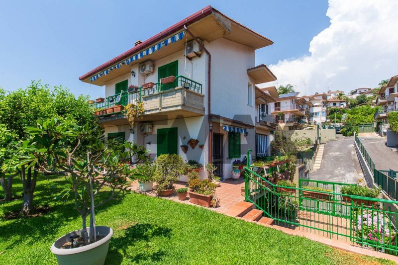 Moradia com terraço em Aci Catena