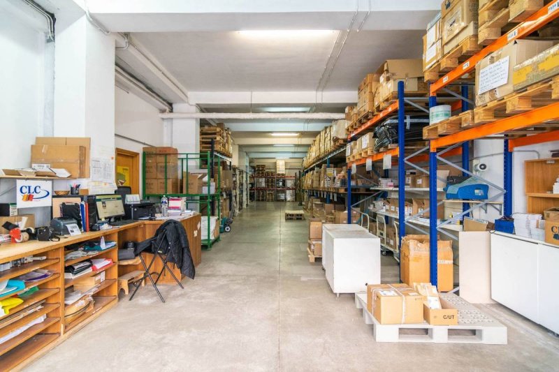 Bedrijfspand in Motta Sant'Anastasia