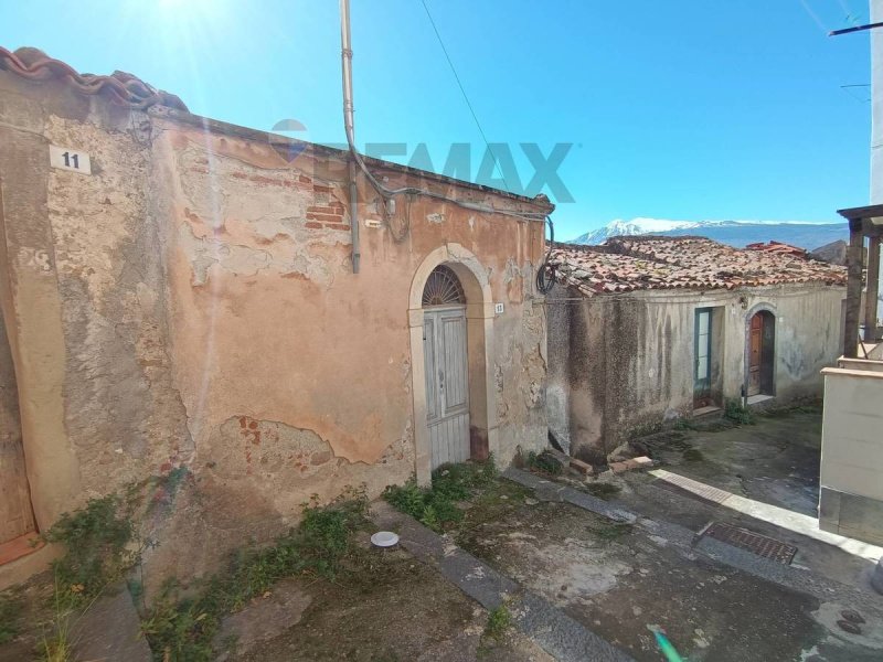 Half-vrijstaande woning in Castiglione di Sicilia