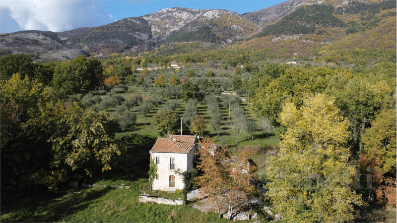 Klein huisje op het platteland in San Donato Val di Comino