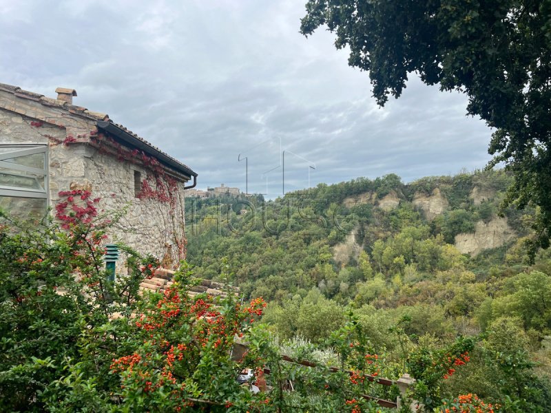 Klein huisje op het platteland in Montone