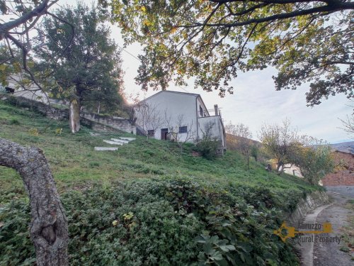 Hus på landet i Roccaspinalveti