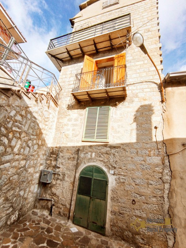 Hus från källare till tak i Castiglione Messer Marino
