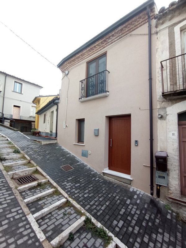 Hus från källare till tak i Carunchio