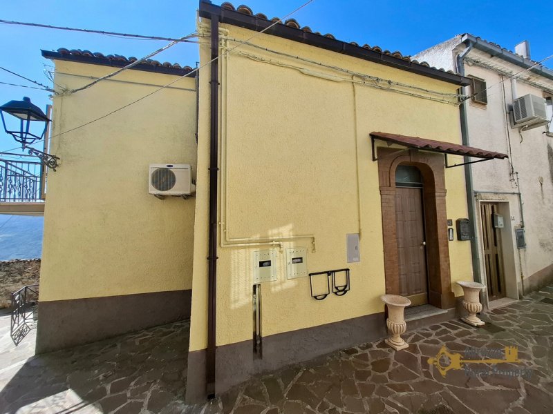 Hus i Celenza sul Trigno