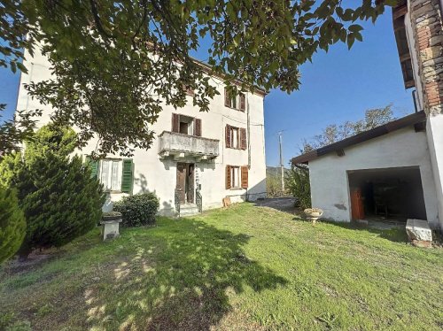 Detached house in Momperone