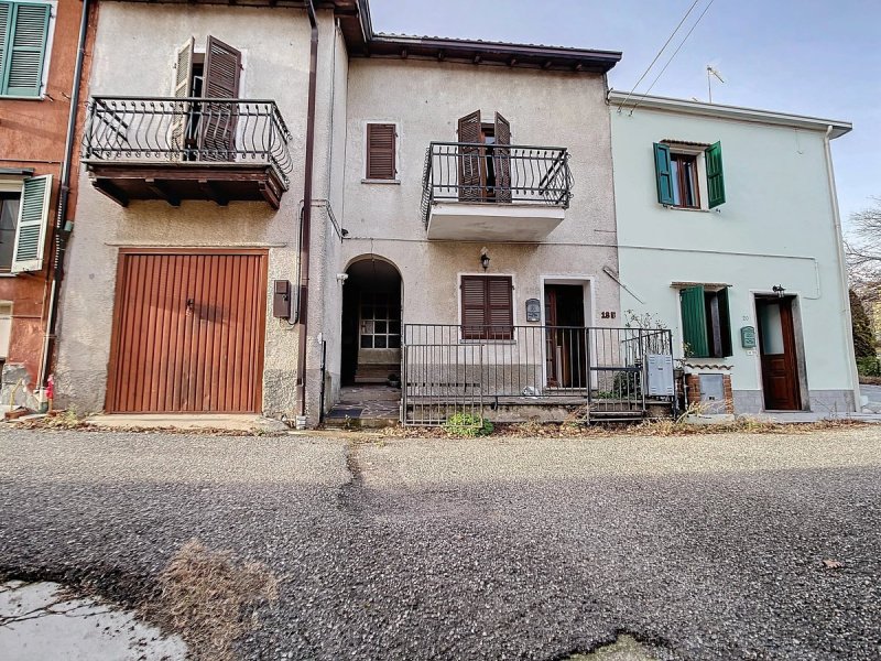 Hus från källare till tak i Montù Beccaria