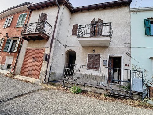 Hus från källare till tak i Montù Beccaria