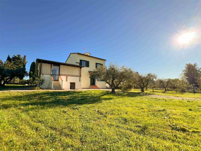 Klein huisje op het platteland in Cecina