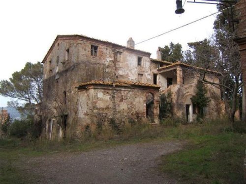 Kleines Dorf in Montecatini Val di Cecina