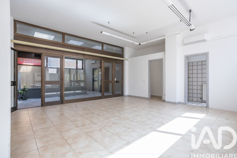 Edifício comercial em Porto Recanati
