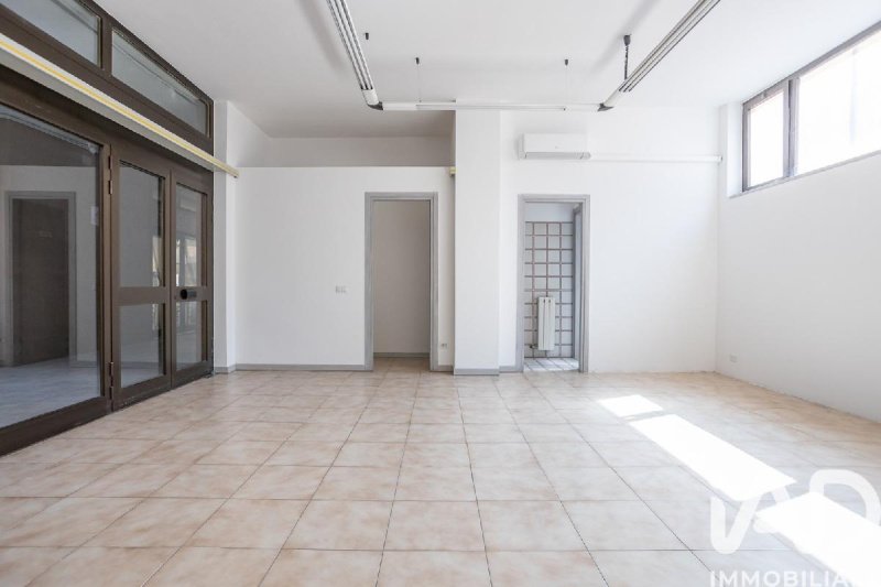 Edifício comercial em Porto Recanati